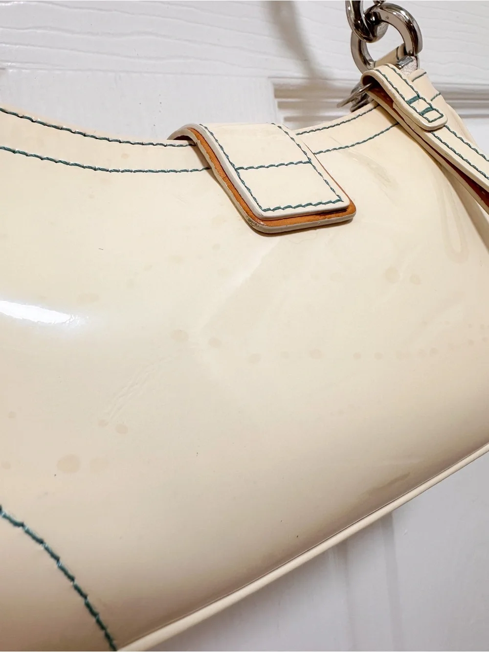 Coach Soho Patent Buckle Flap Shoulder Bag Ivory Patent Leather Vintage Y2K